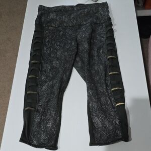 Lululemon Breezy Crop 17" Size 4 Like New Green Leaf